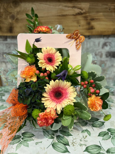 Cute as a peach oasis gift box arrangement - This gorgeous Peach arrangement is designed in Oasis.  Maximising the life of the flowers. This modern-looking arrangement is a popular choice for those with a young heart,