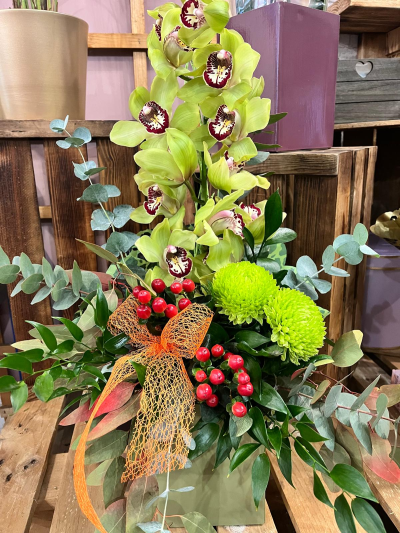 Critis Delight oasis arragement - A Citris Orchid is the star of this stunning front-facing arrangement in Oasis.
We select and buy seasonal flowers from the best suppliers worldwide